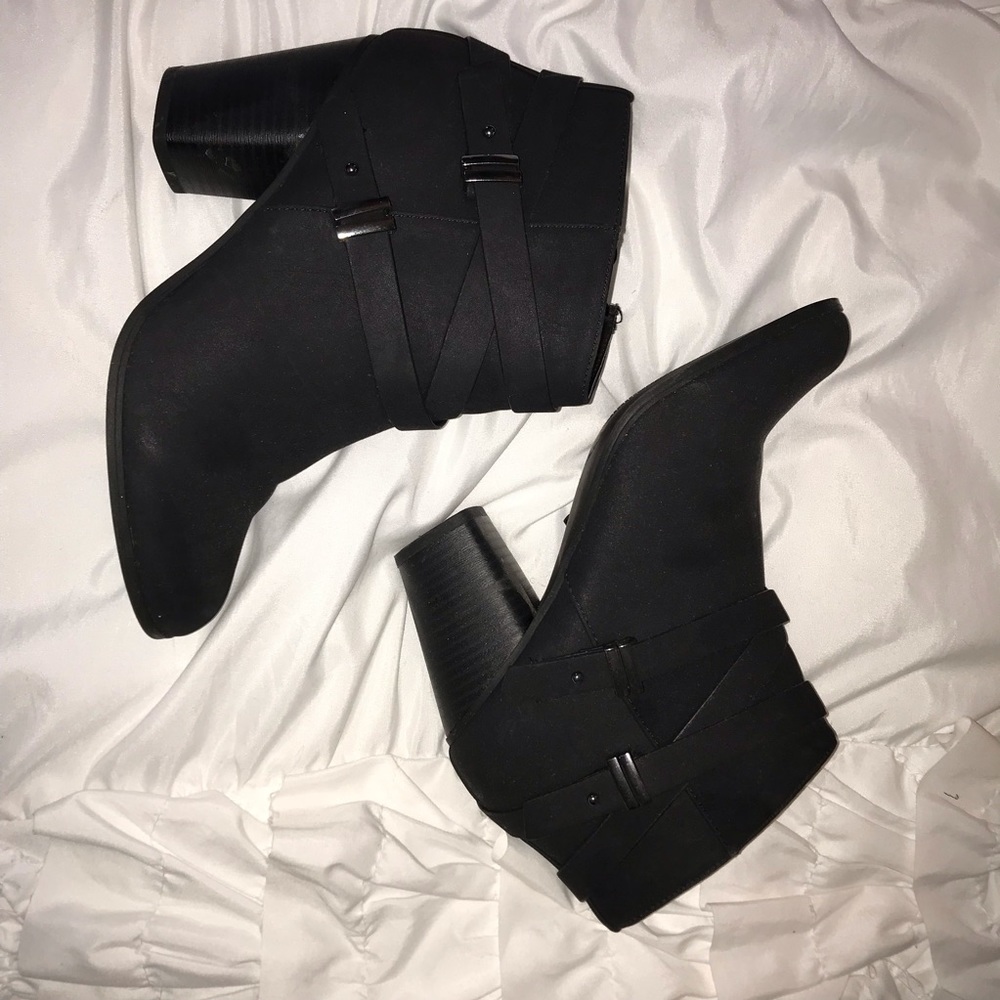 BLACK SHORT BOOTIES